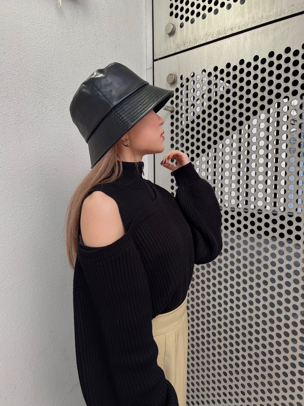 グリーン系のスカート、ブラック系のニット/セーター、ブラック系のショルダーバッグを着用したレディースの冬コーディネートの5枚目の写真