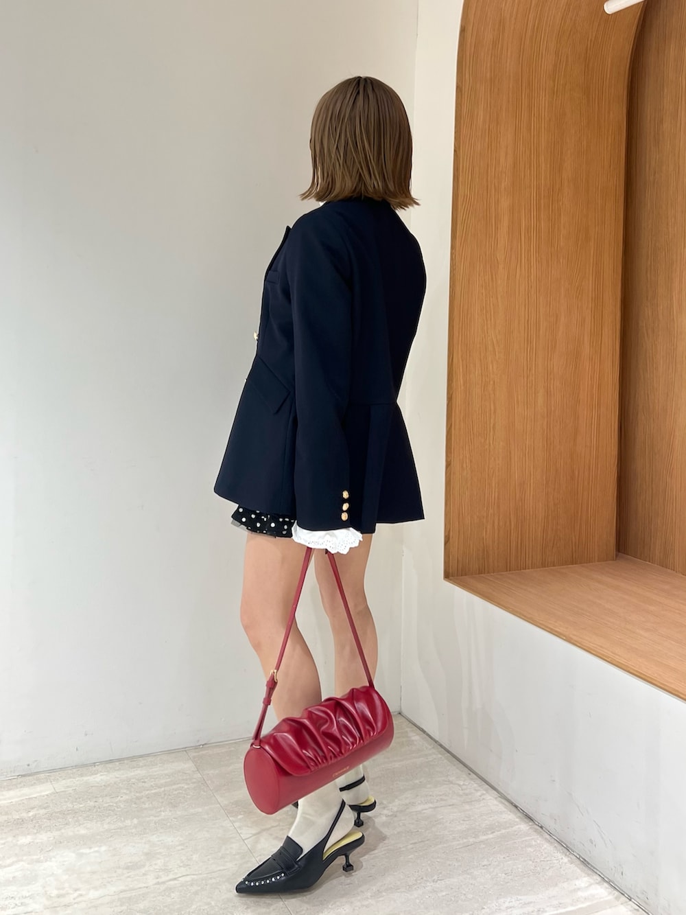 ブラック系のその他パンツ、ブルー系のノーカラージャケット、ホワイト系のシャツ/ブラウスを着用したレディースの冬コーディネートの2枚目の写真