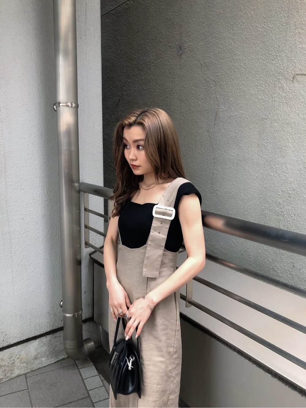 ブラック系のサンダル、ベージュ系のつなぎ/オールインワン、ブラック系のタンクトップを着用したレディースの春コーディネートの4枚目の写真