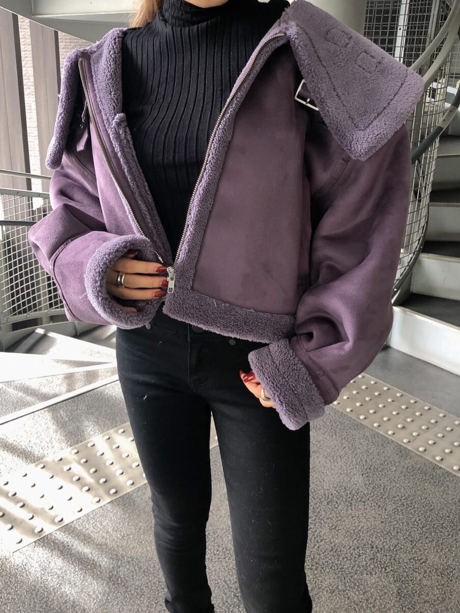 ブラック系のブーツ、パープル系のブルゾン、ブラック系のニット/セーターを着用したレディースの秋コーディネートの4枚目の写真