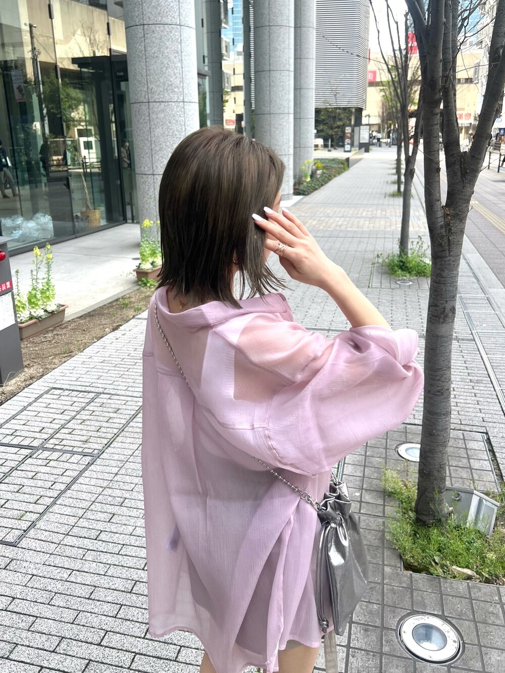 ピンク系のシャツ/ブラウス、ホワイト系のニット/セーター、グレー系のショルダーバッグを着用したレディースの春コーディネートの6枚目の写真