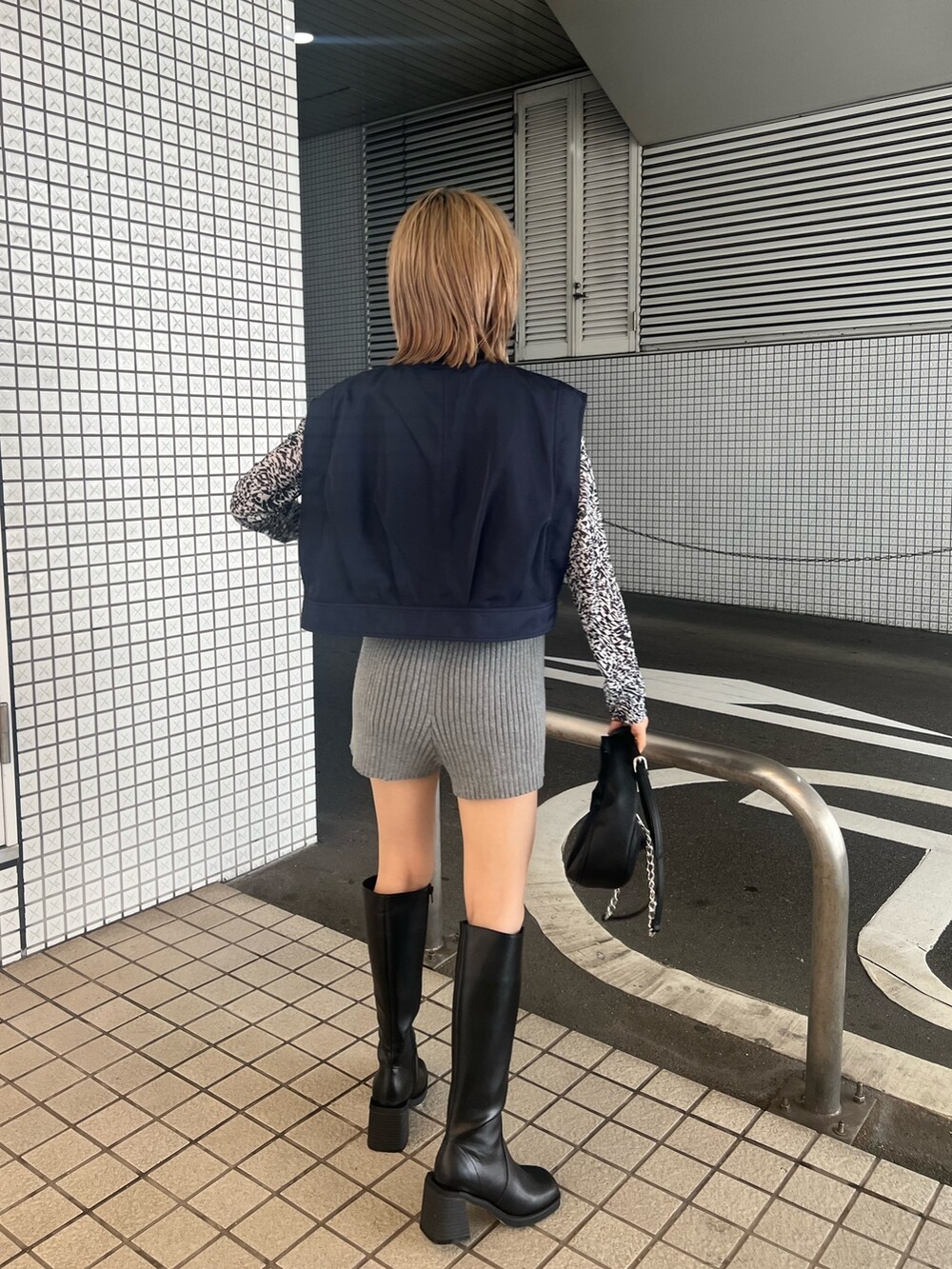 ブラック系のブーツ、グレー系のその他パンツ、ホワイト系のTシャツ/カットソーを着用したレディースの夏コーディネートの5枚目の写真