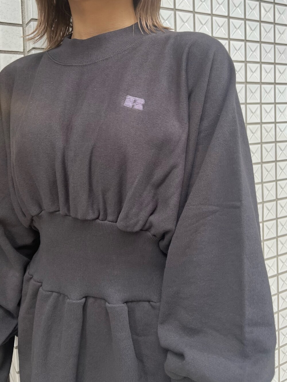グレー系のワンピース、ブラック系のブーツ、ブラック系のボストンバッグを着用したレディースの夏コーディネートの6枚目の写真