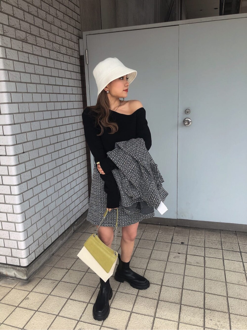 ブラック系のその他アウター、ブラック系のスカート、ブラック系のブーツを着用したレディースの春コーディネートの6枚目の写真