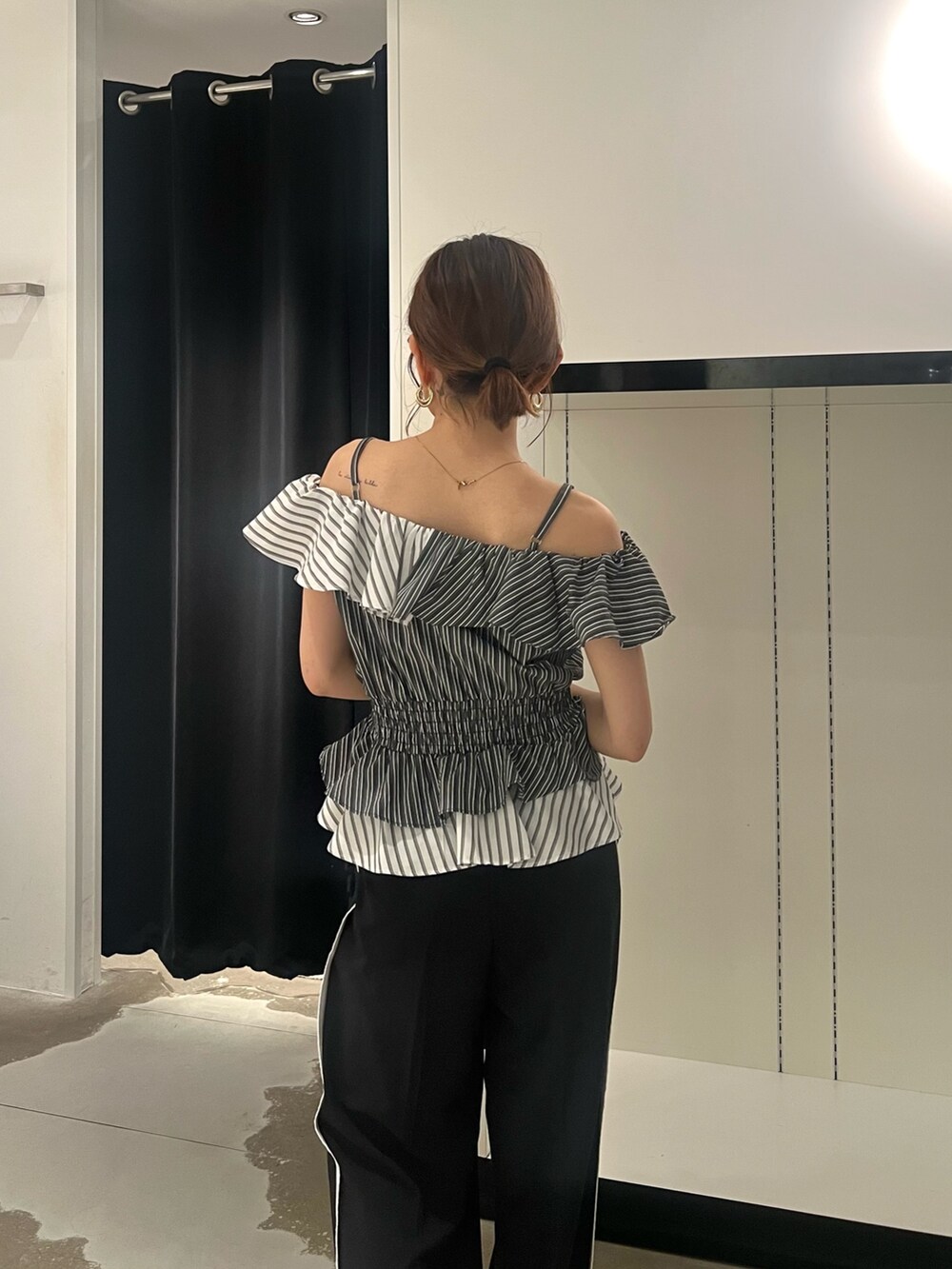 ブラック系のパンプス、ブラック系のハンドバッグ、ブラック系のその他パンツを着用したレディースの夏コーディネートの6枚目の写真