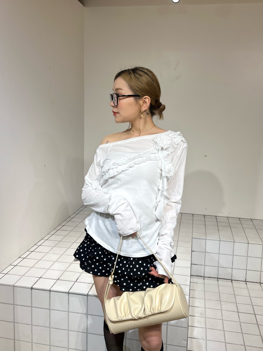 ブラック系のその他パンツ、ホワイト系のTシャツ/カットソーを着用したレディースの春コーディネートの4枚目の写真