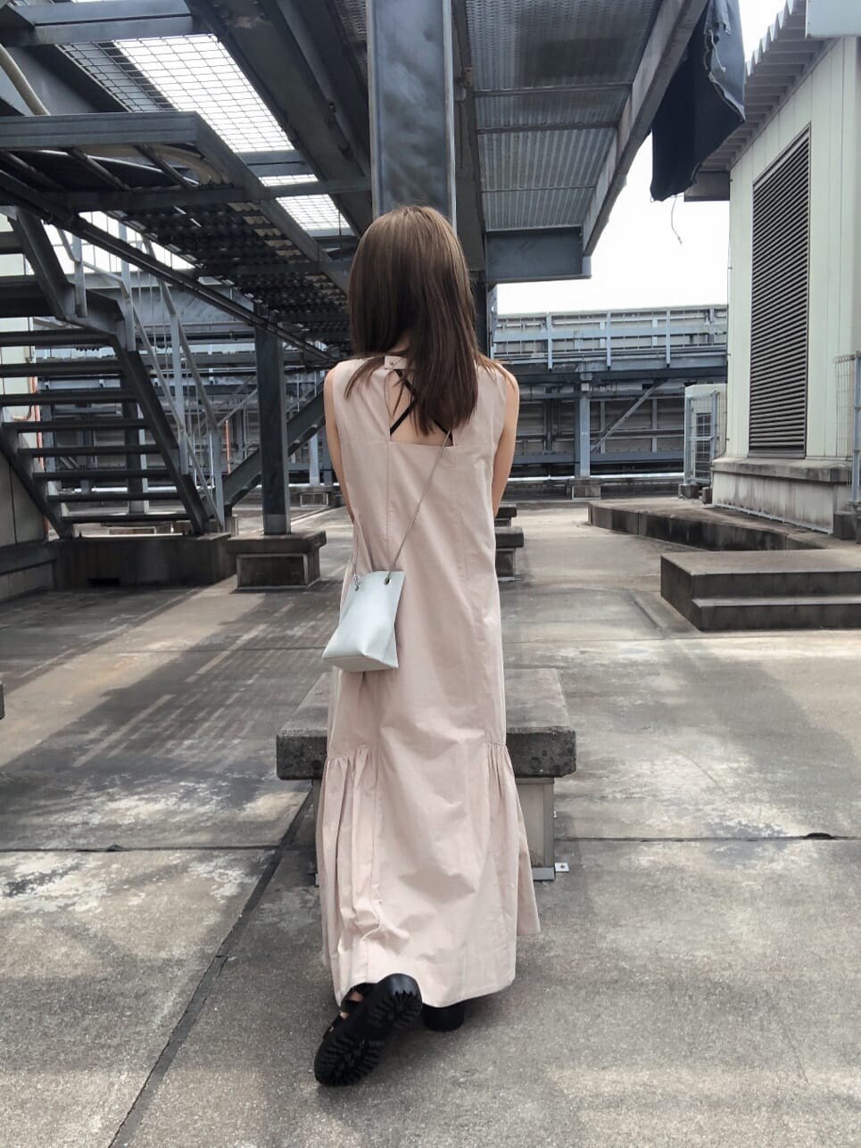ベージュ系のワンピース、ブラック系のサンダル、ホワイト系のショルダーバッグを着用したレディースの夏コーディネートの5枚目の写真