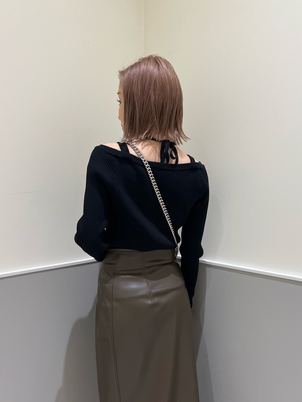 ブラック系のニット/セーター、ブラック系のブーツ、ブラウン系のスカートを着用したレディースの冬コーディネートの6枚目の写真