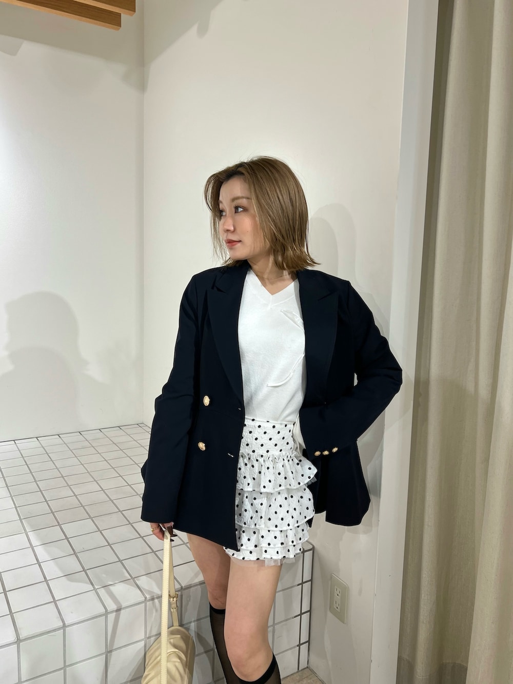 イエロー系のハンドバッグ、ホワイト系のその他パンツ、ホワイト系のニット/セーターを着用したレディースの冬コーディネートの4枚目の写真