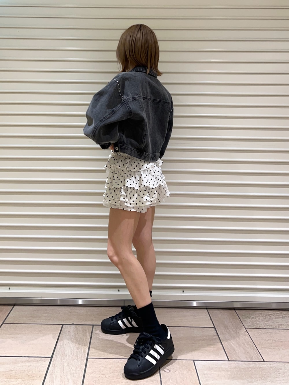 イエロー系のTシャツ/カットソー、ブラック系のデニムジャケット、ホワイト系のその他パンツを着用したレディースの春コーディネートの2枚目の写真