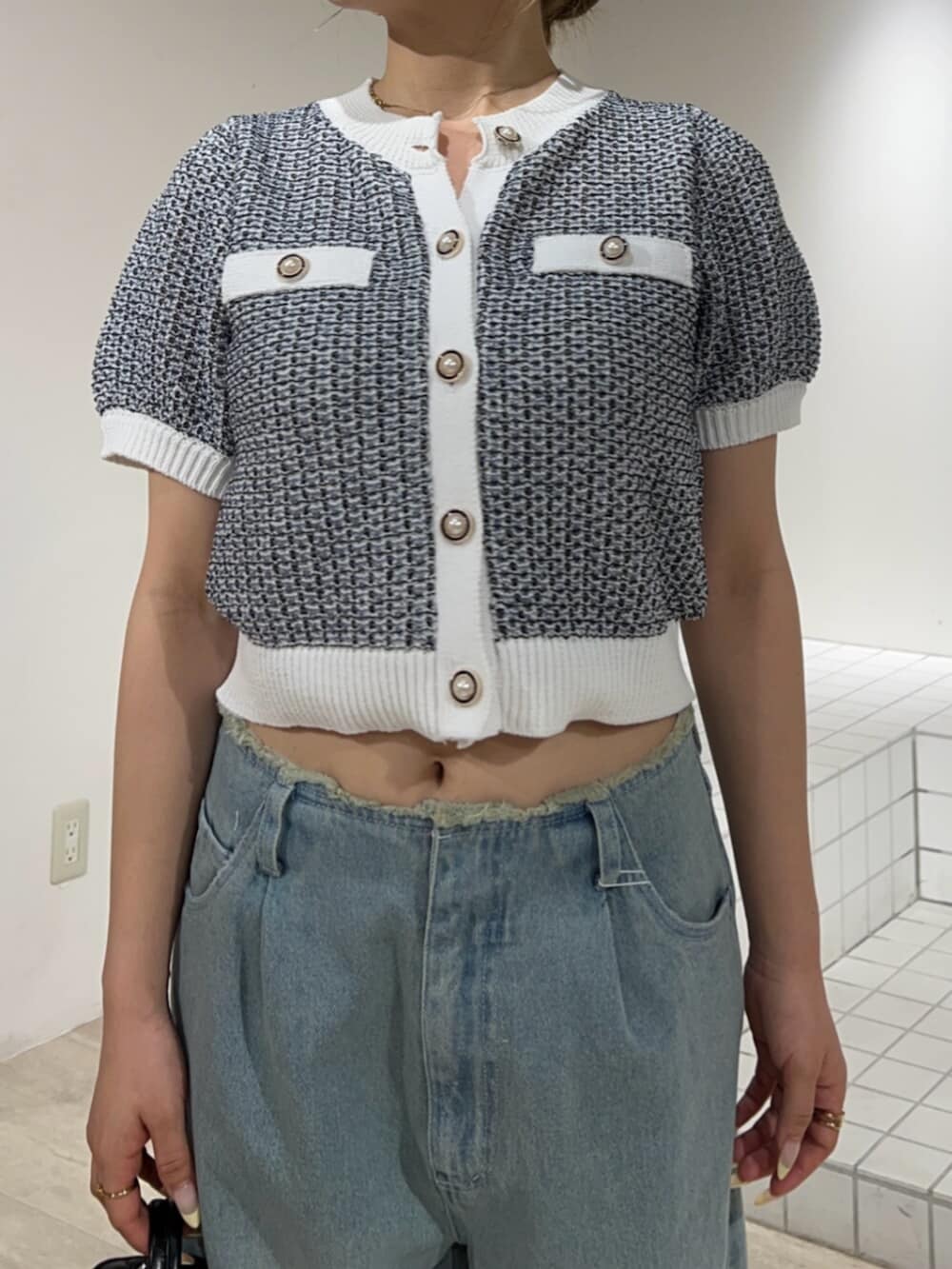 ブルー系のデニムパンツ、ブルー系のカーディガン/ボレロを着用したレディースの夏コーディネートの5枚目の写真
