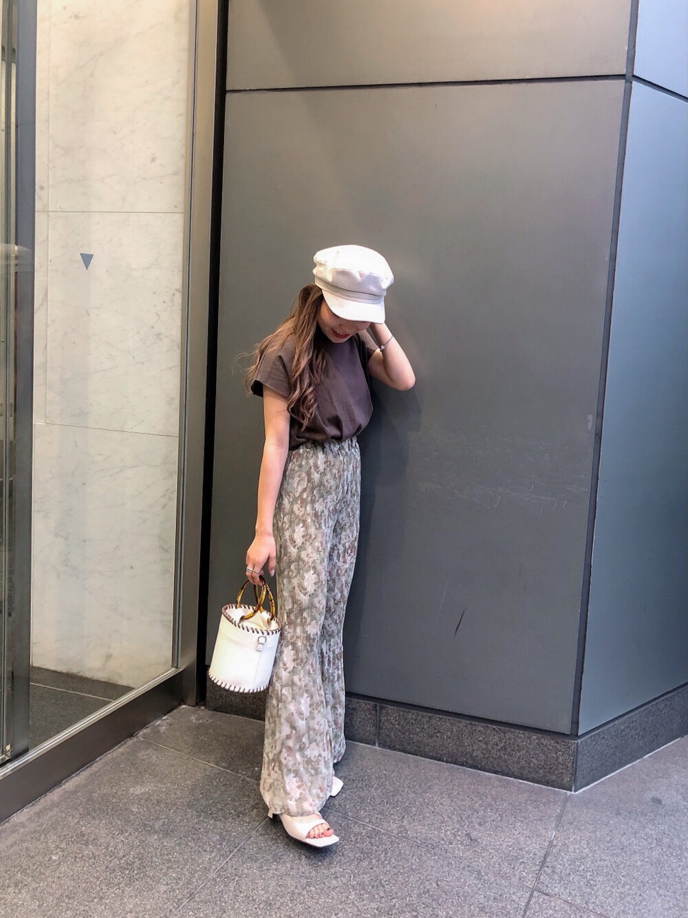 その他のその他パンツ、ベージュ系のタンクトップを着用したレディースの夏コーディネートの4枚目の写真