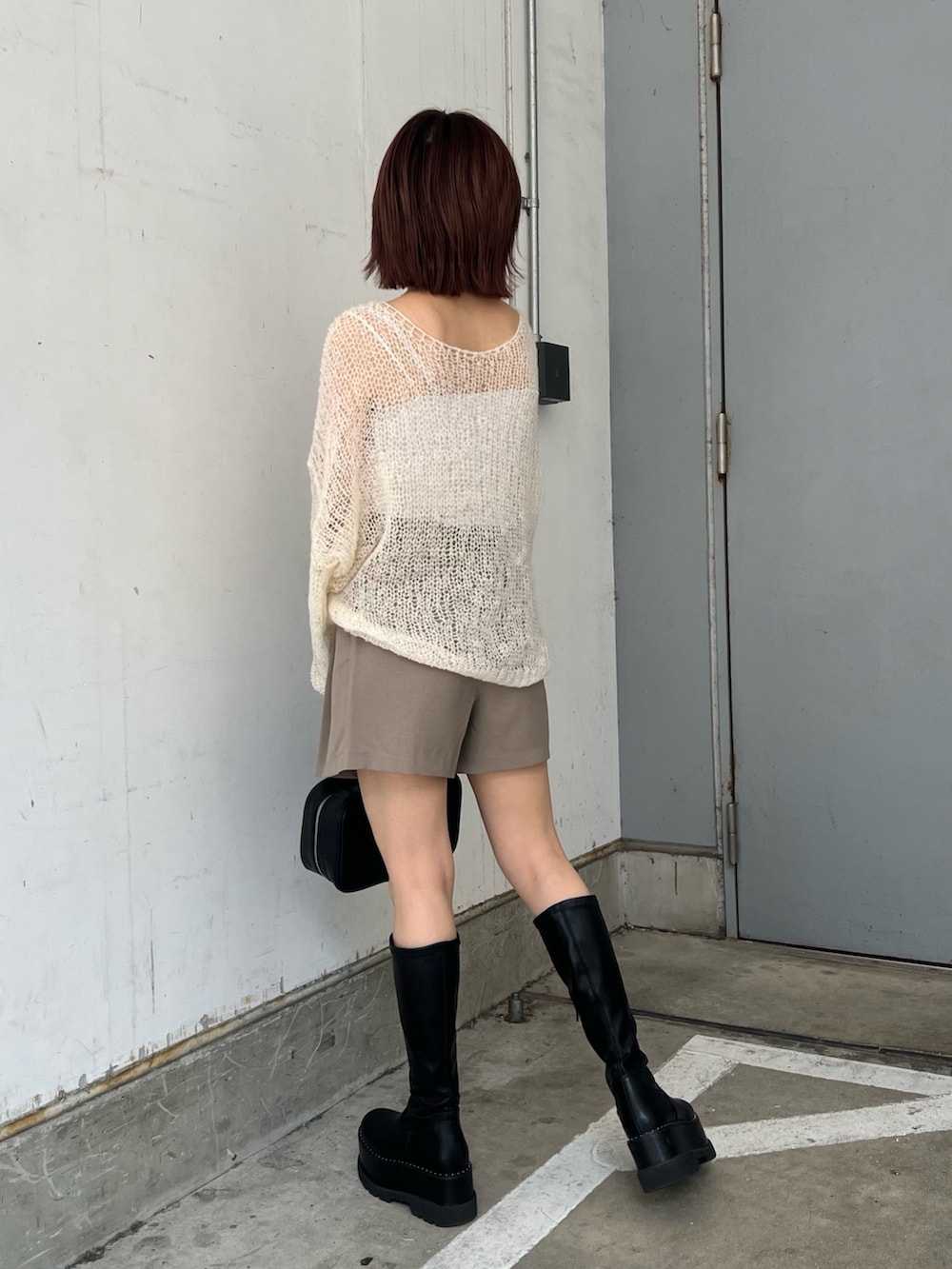 ホワイト系のニット/セーター、ベージュ系のその他パンツ、ブルー系のデニムジャケットを着用したレディースの秋コーディネートの3枚目の写真