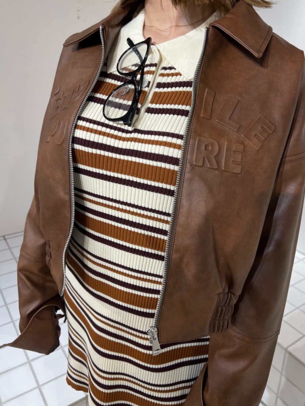 ブラウン系のブルゾン、ブラウン系のワンピースを着用したレディースの冬コーディネートの5枚目の写真