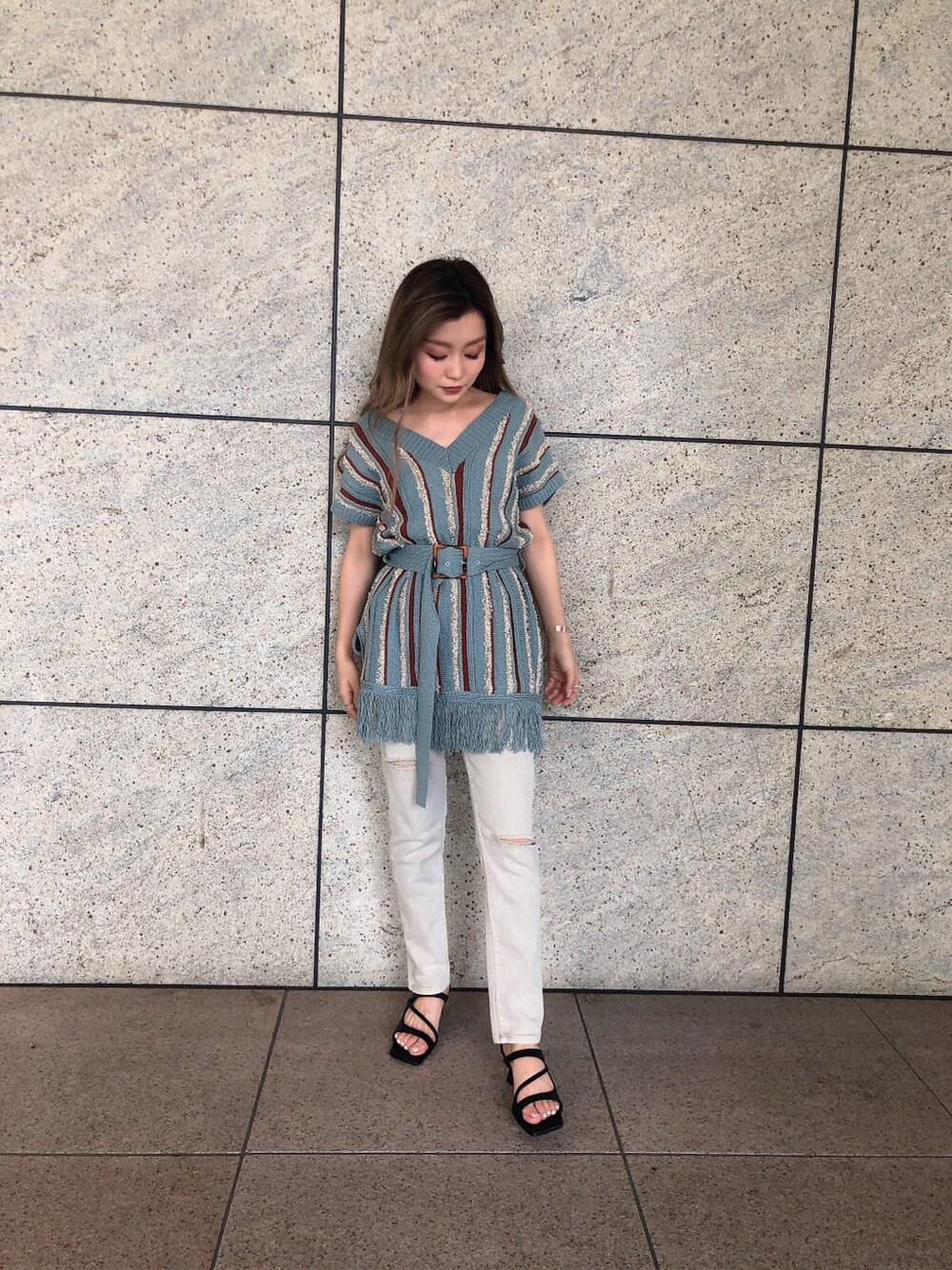 ブラック系のサンダル、ブルー系のニット/セーター、グレー系のデニムパンツを着用したレディースの夏コーディネートの3枚目の写真