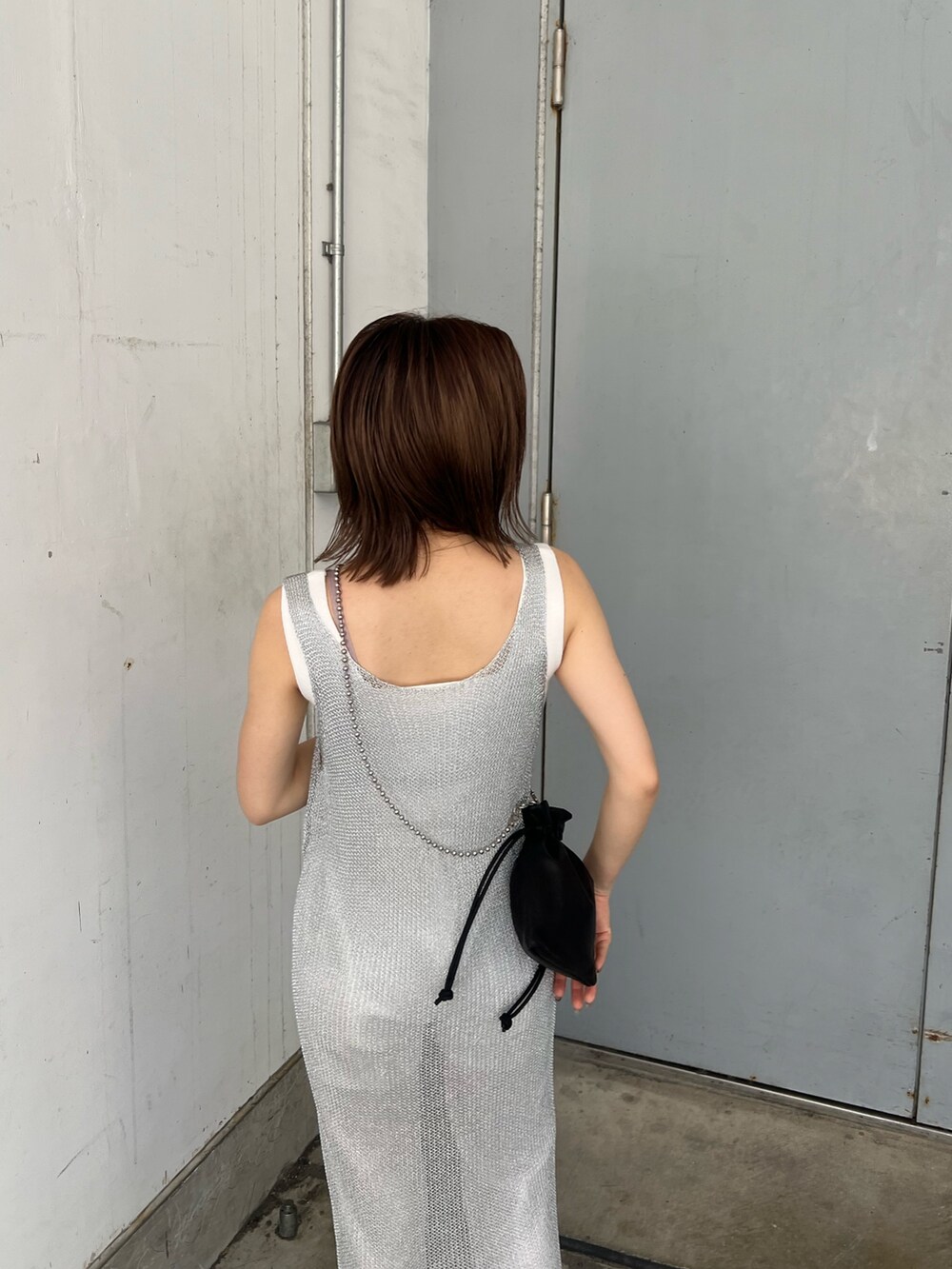 ホワイト系のニット/セーター、シルバー系のワンピース、ホワイト系のその他パンツを着用したレディースの夏コーディネートの5枚目の写真