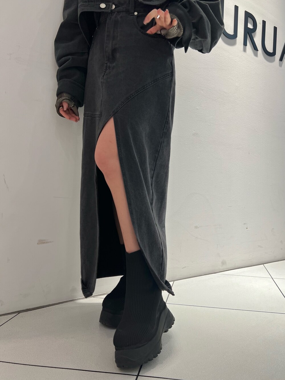 ブラック系のブーツ、ブラック系のデニムスカート、ブラック系のデニムジャケットを着用したレディースの春コーディネートの5枚目の写真