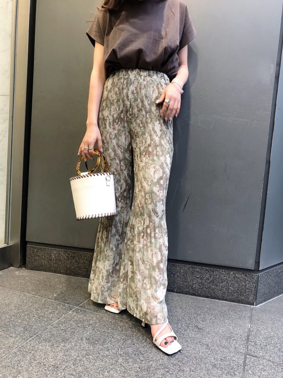 その他のその他パンツ、ベージュ系のタンクトップを着用したレディースの夏コーディネートの3枚目の写真