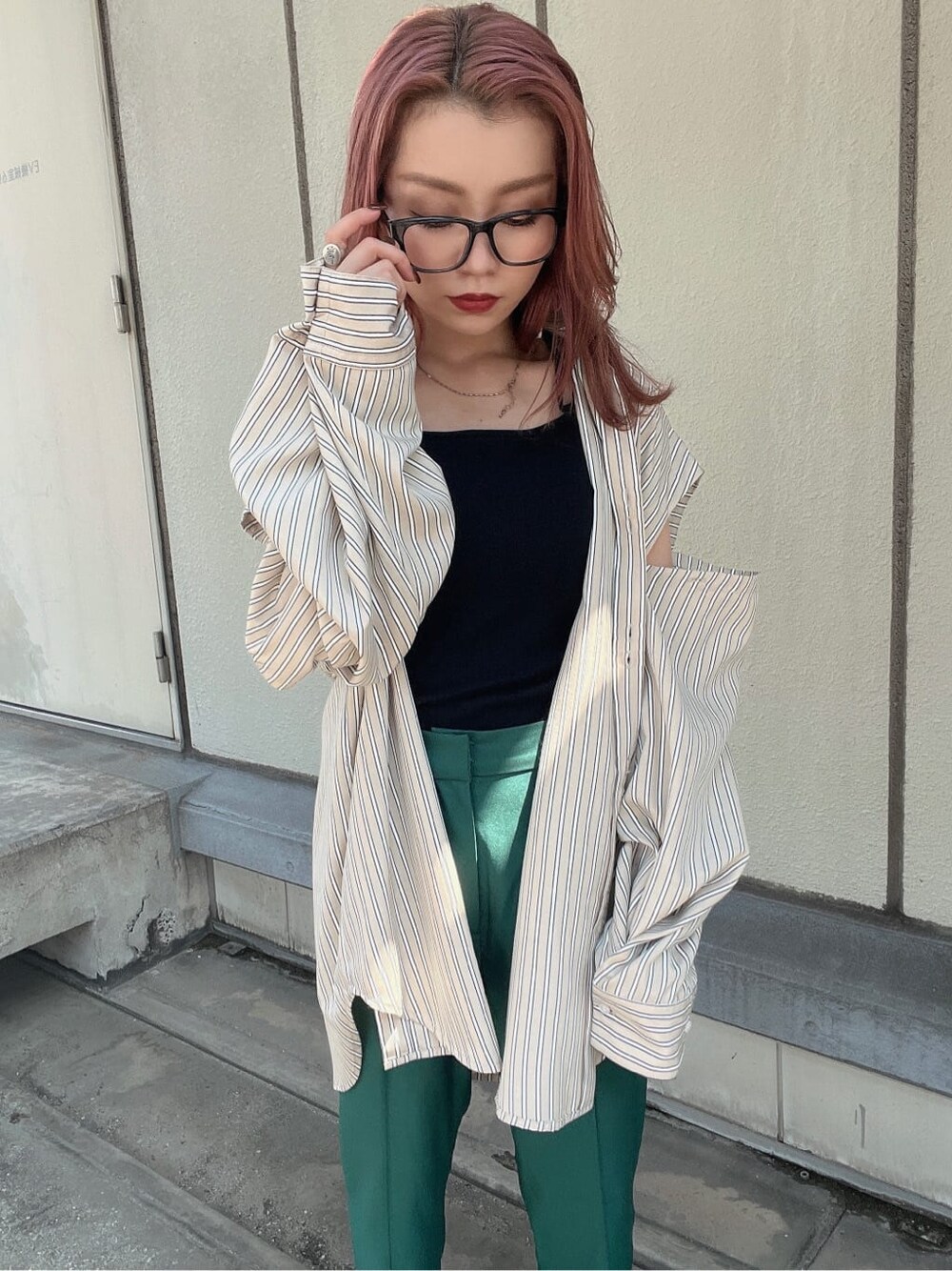 ブラック系のキャミソール、その他のシャツ/ブラウス、グリーン系のスラックスを着用したレディースの夏コーディネートの2枚目の写真