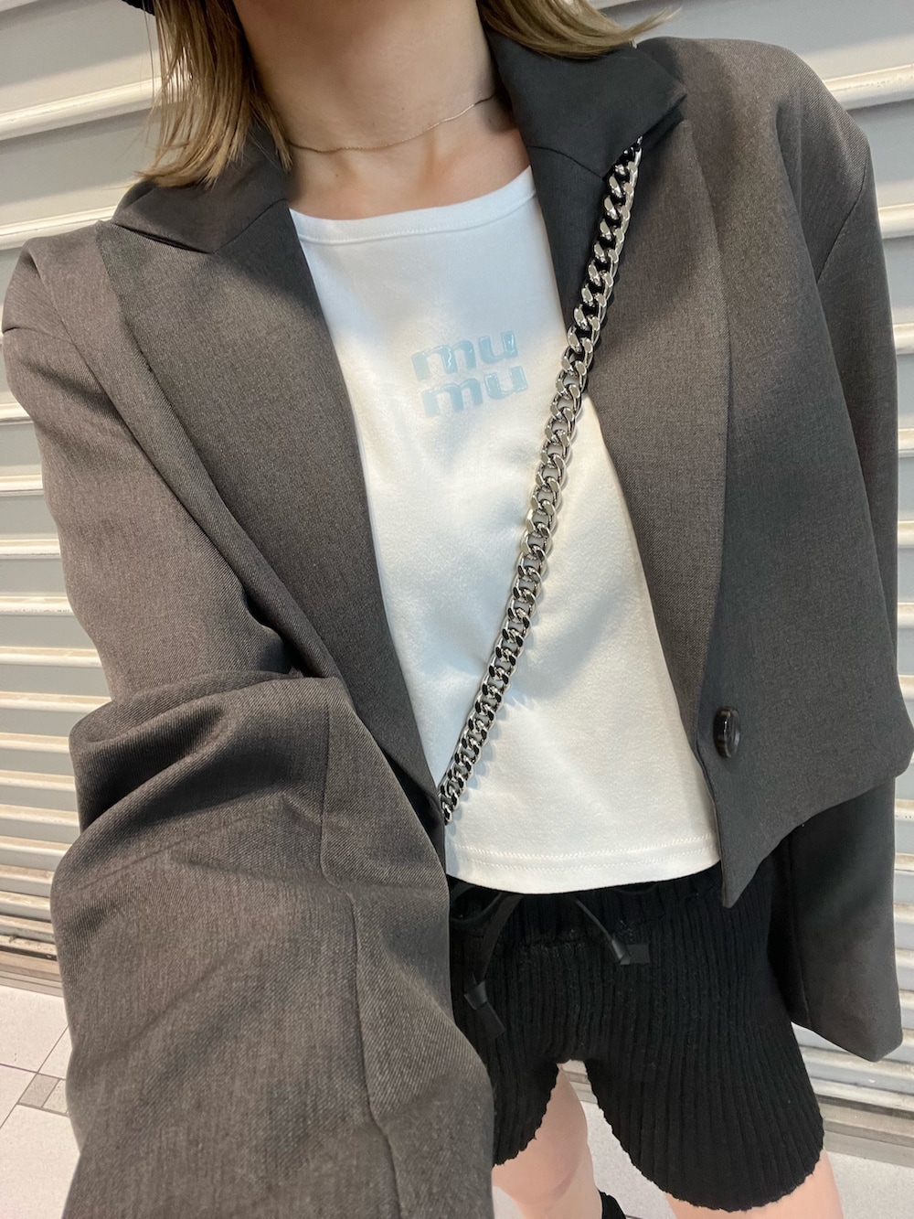 グレー系のテーラードジャケット、ブラック系のその他パンツ、ブラック系のブーツを着用したレディースの春コーディネートの7枚目の写真