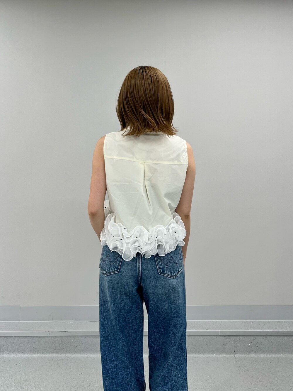 ブルー系のデニムパンツ、イエロー系のシャツ/ブラウスを着用したレディースの夏コーディネートの5枚目の写真