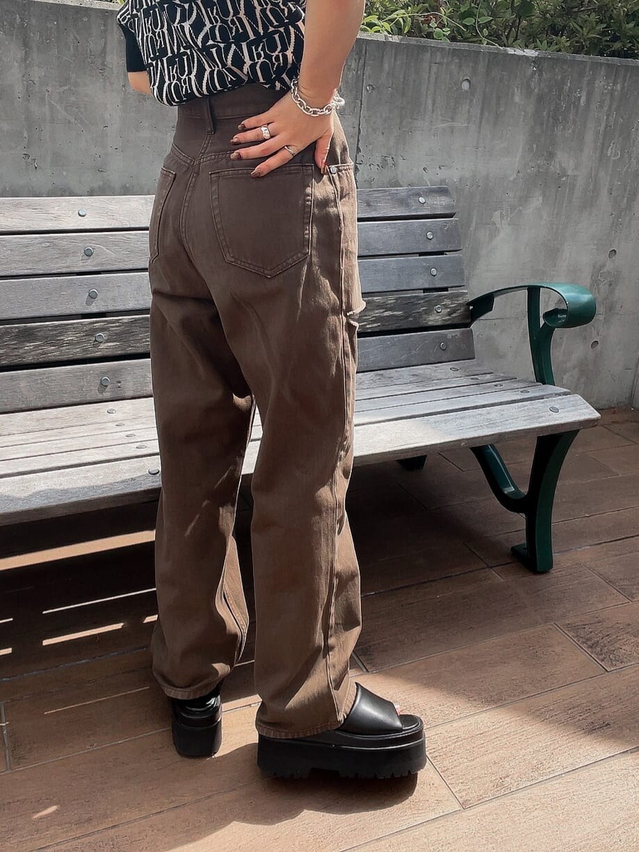 ブラウン系のデニムパンツ、ブラック系のニット/セーターを着用したレディースの夏コーディネートの5枚目の写真