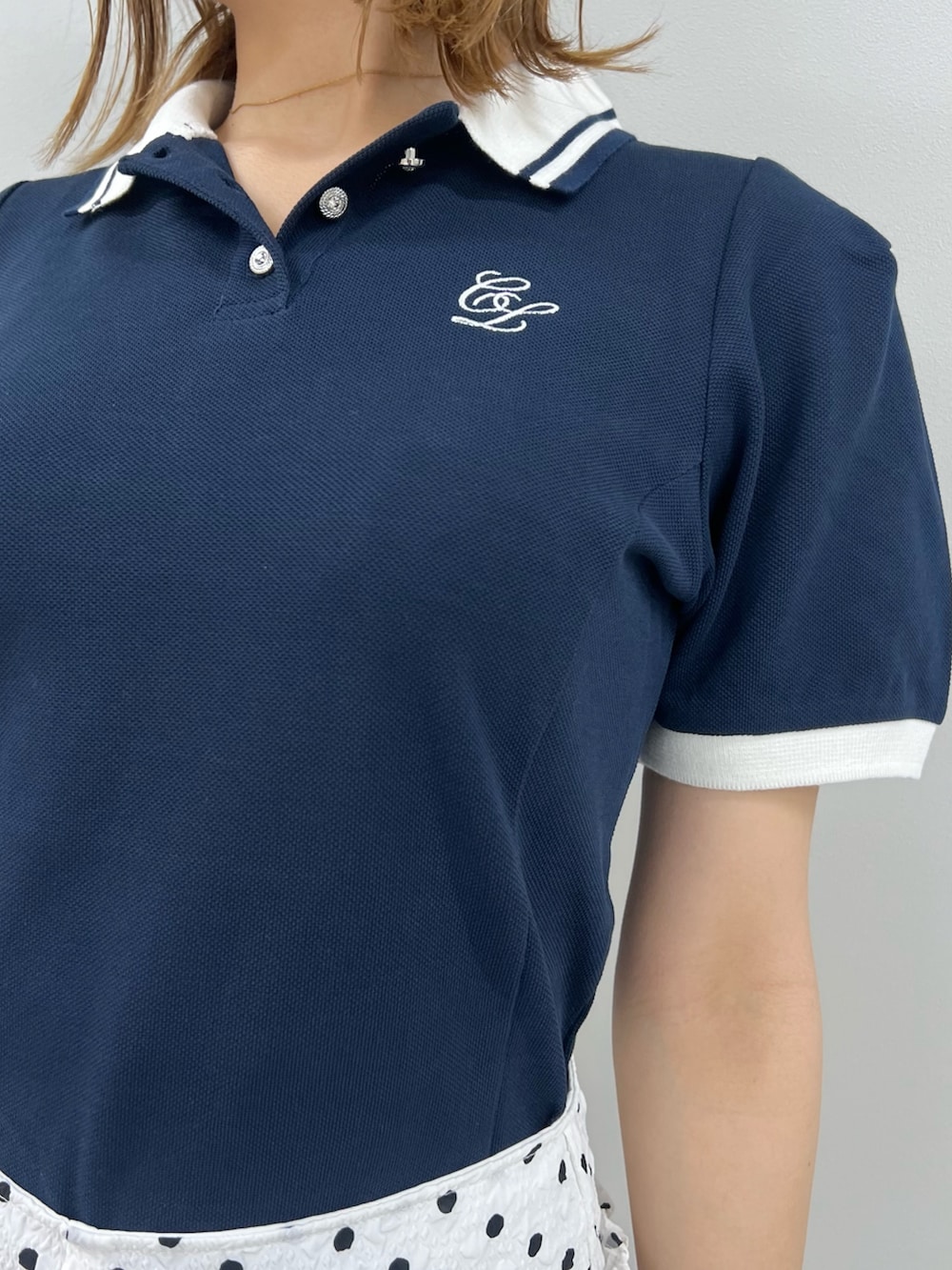 ホワイト系のその他パンツ、ブルー系のTシャツ/カットソーを着用したレディースの春コーディネートの6枚目の写真