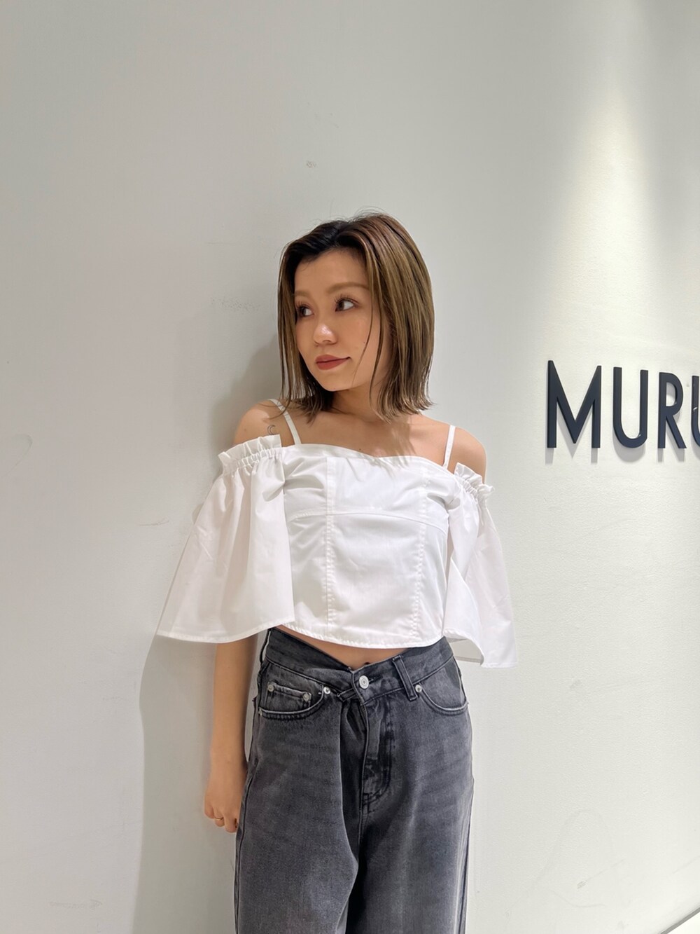 ブラック系のデニムパンツ、ホワイト系のシャツ/ブラウス、シルバー系のサンダルを着用したレディースの夏コーディネートの4枚目の写真