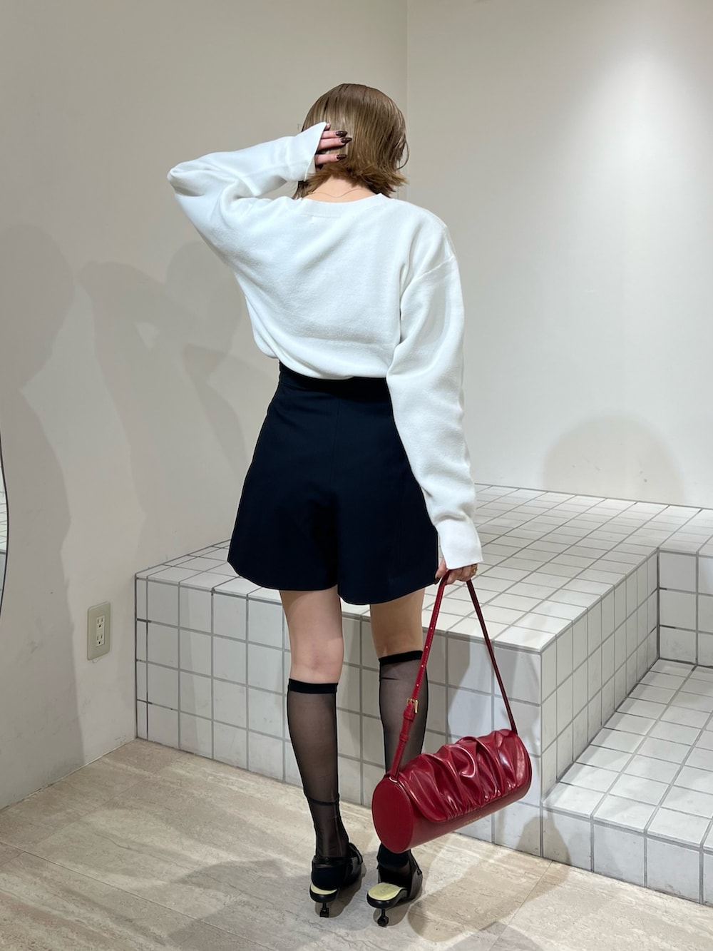 ブルー系のその他パンツ、ホワイト系のニット/セーター、ブラック系のサンダルを着用したレディースの冬コーディネートの3枚目の写真