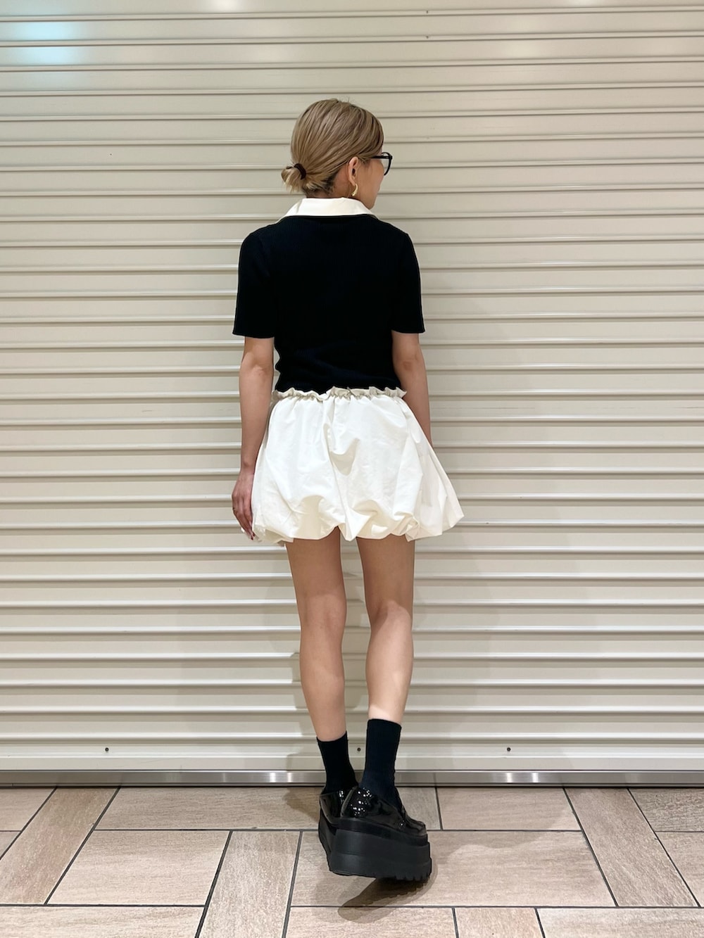 ブラック系のワンピースを着用したレディースの夏コーディネートの3枚目の写真
