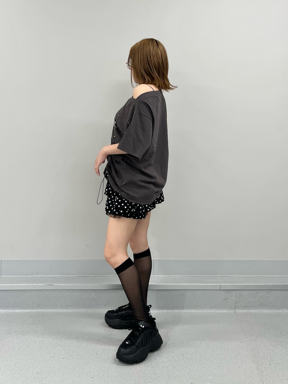 グレー系のTシャツ/カットソー、ブラック系のその他パンツを着用したレディースの夏コーディネートの2枚目の写真