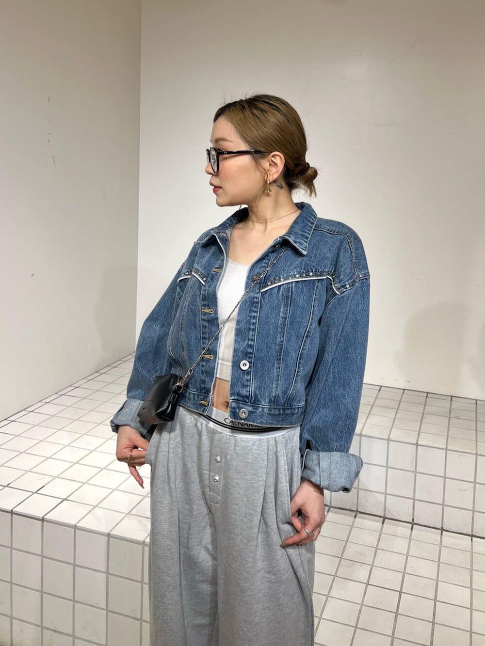 ブラック系のサンダル、ブルー系のデニムジャケット、グレー系のその他パンツを着用したレディースの春コーディネートの4枚目の写真