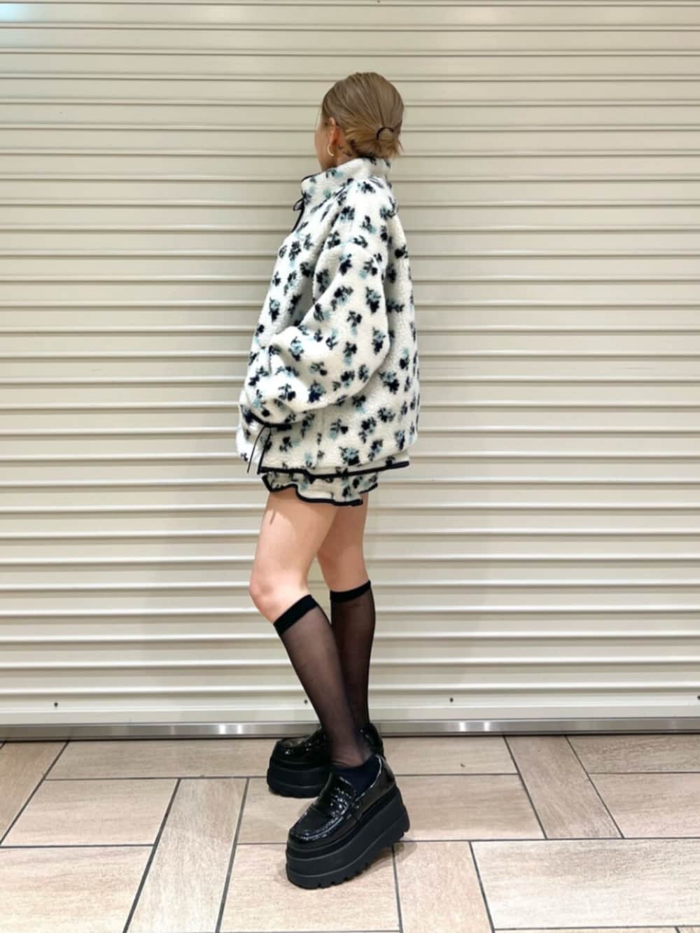 ブルー系のブルゾン、ブルー系のその他パンツを着用したレディースの夏コーディネートの2枚目の写真