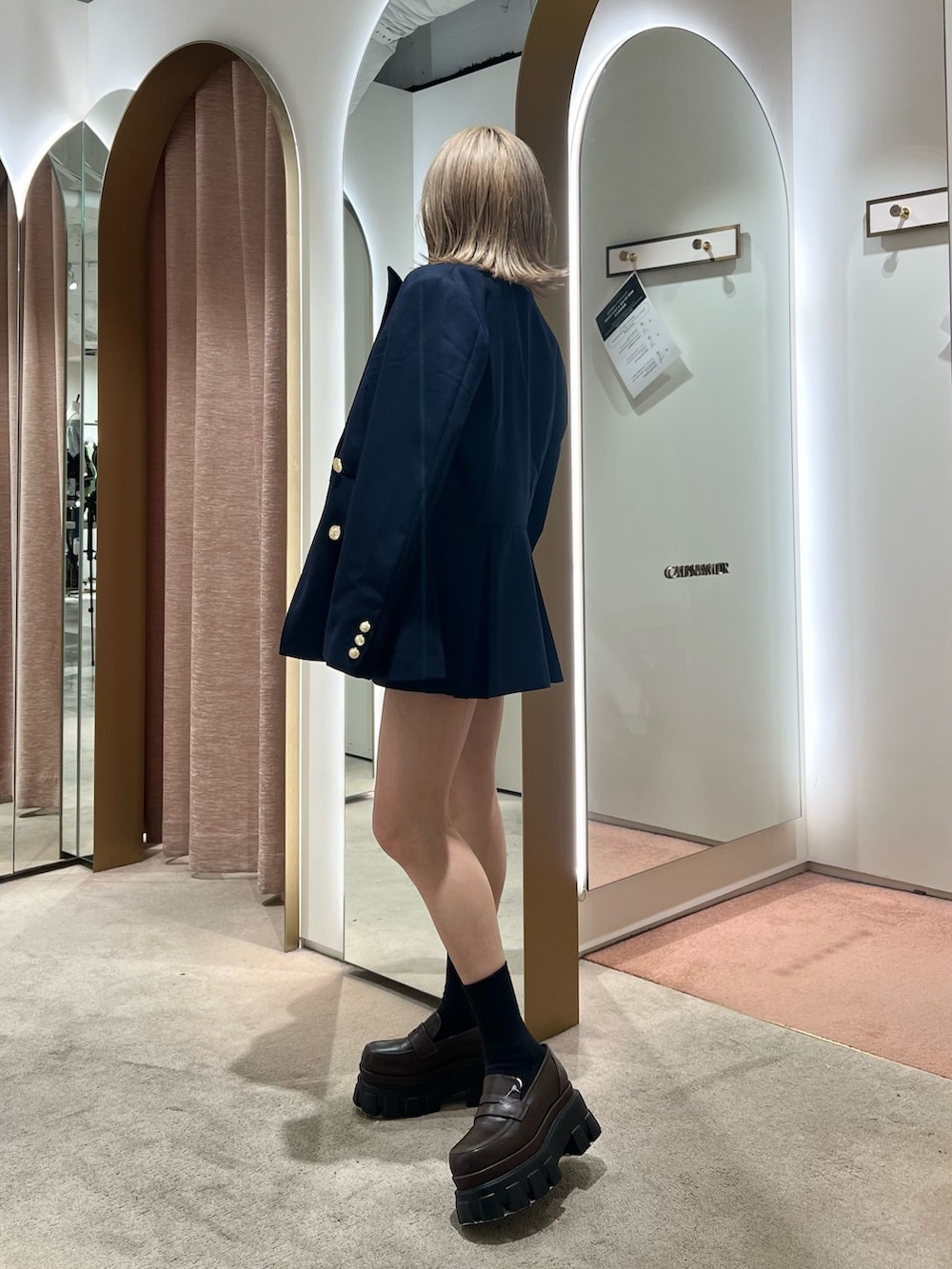 ブルー系のテーラードジャケット、ブラウン系のローファー、ブルー系のその他パンツを着用したレディースの秋コーディネートの2枚目の写真