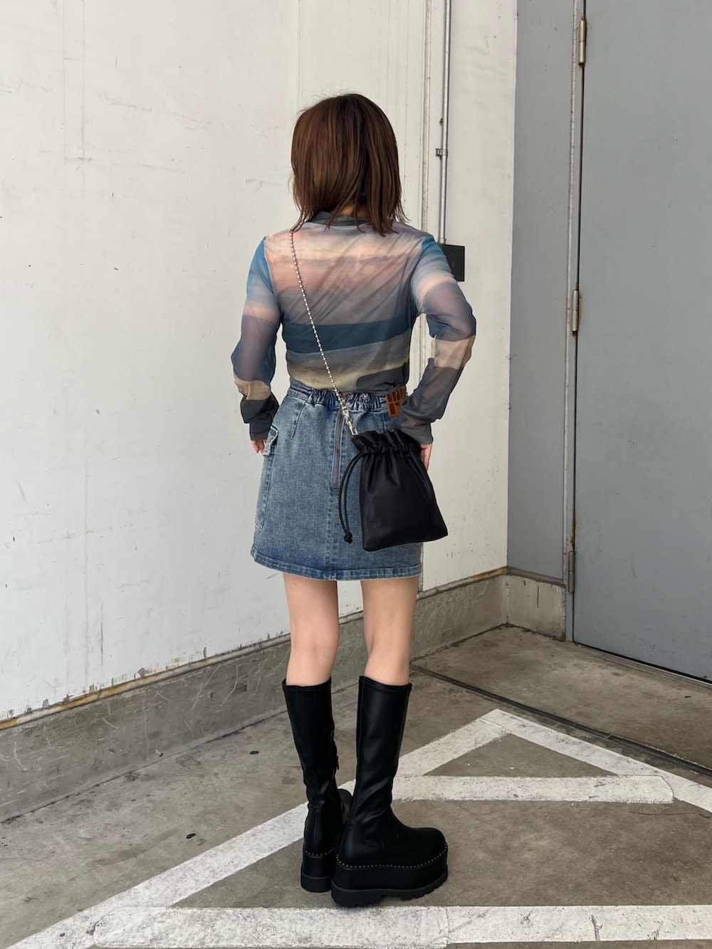 その他のTシャツ/カットソー、ブルー系のスカート、ブラック系のブーツを着用したレディースの夏コーディネートの2枚目の写真