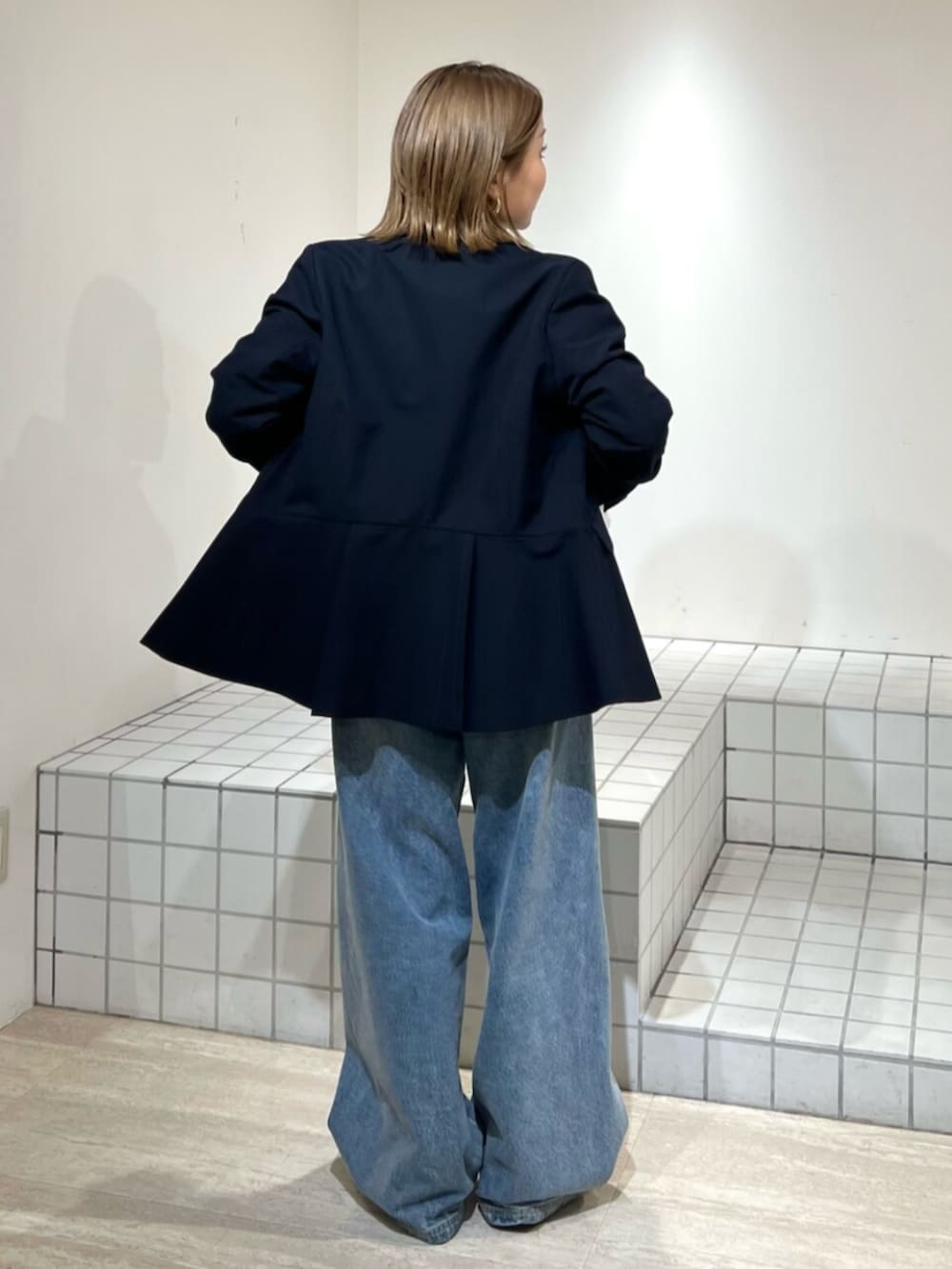 ブルー系のその他パンツ、その他のシャツ/ブラウス、ブルー系のノーカラージャケットを着用したレディースの冬コーディネートの3枚目の写真