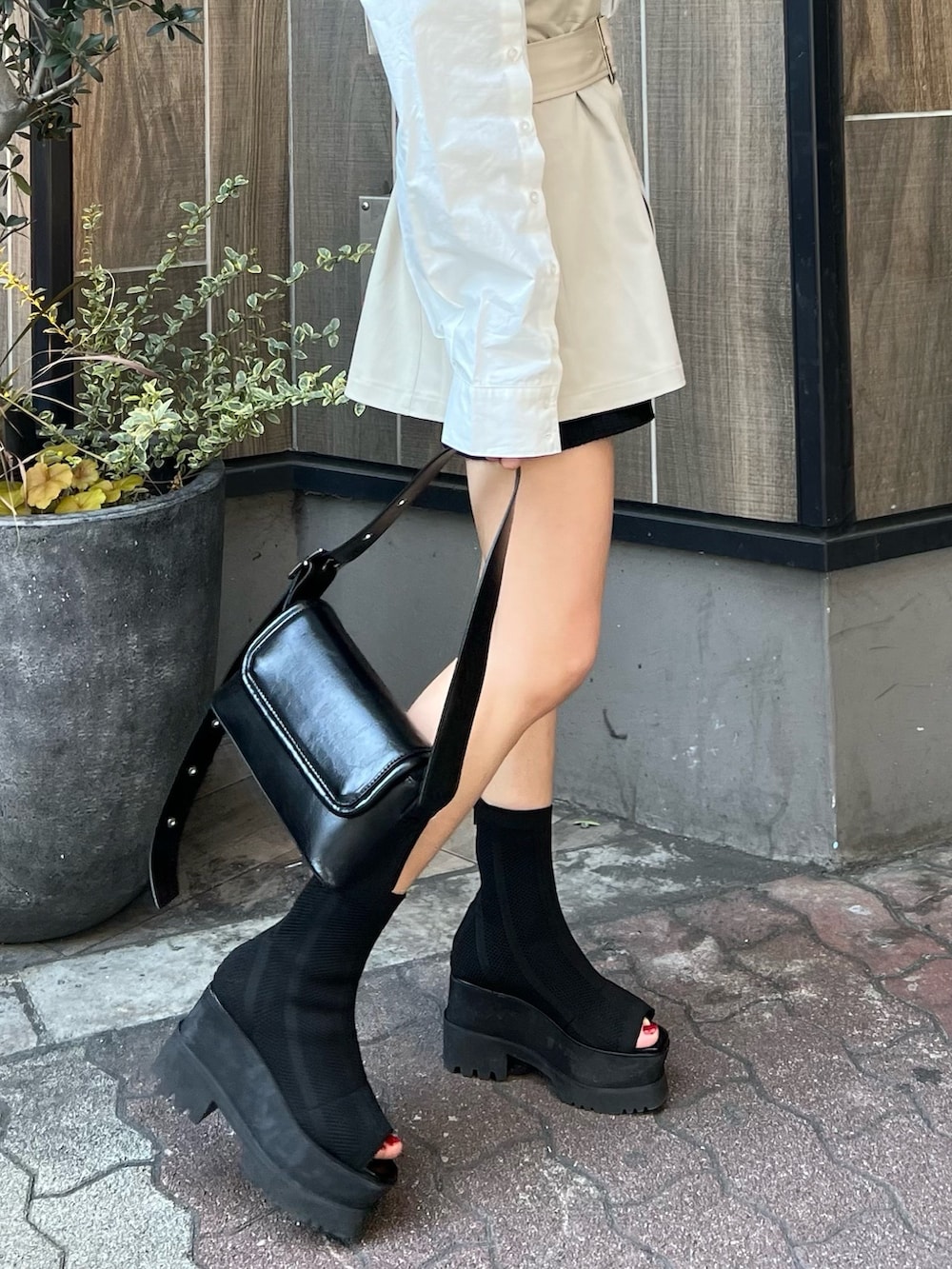 ベージュ系のシャツ/ブラウス、ホワイト系のシャツ/ブラウス、ブラック系のその他パンツを着用したレディースの春コーディネートの7枚目の写真