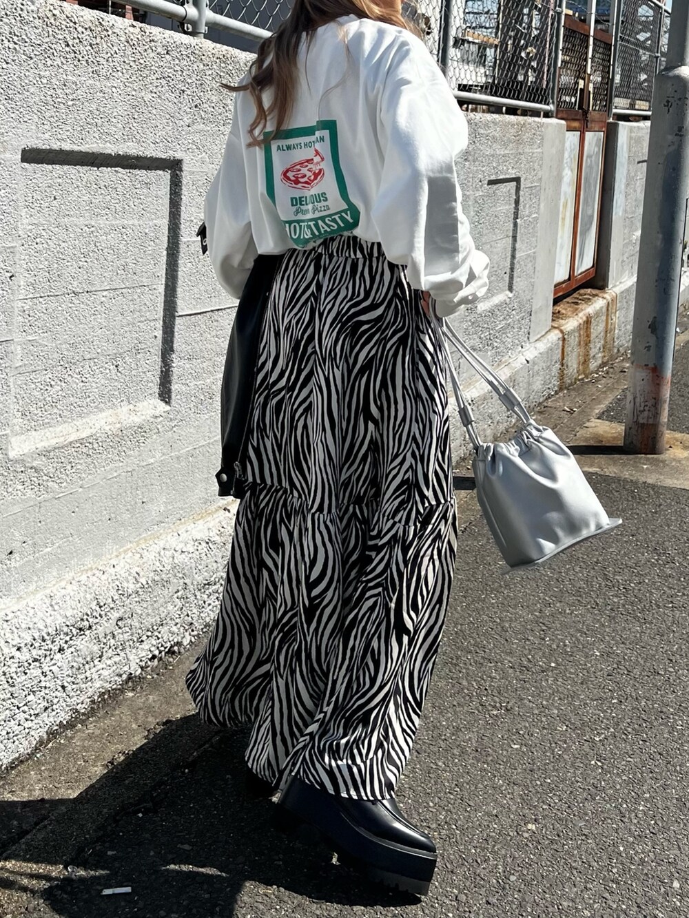 ブラック系のローファー、ホワイト系のTシャツ/カットソー、ホワイト系のスカートを着用したレディースの春コーディネートの3枚目の写真