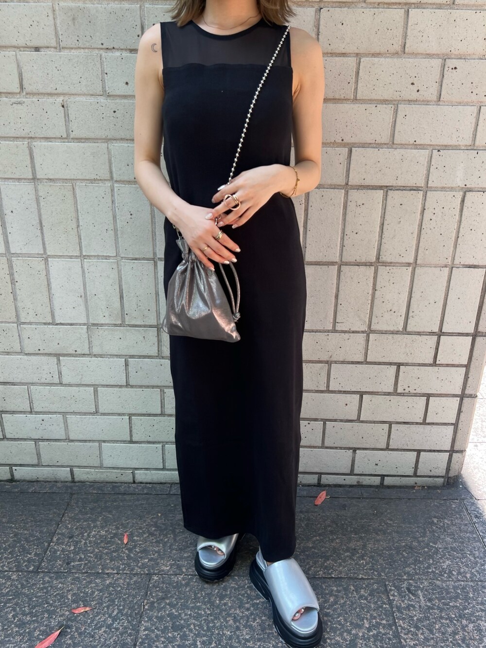 ブラック系のワンピース、シルバー系のサンダル、ブラック系のショルダーバッグを着用したレディースの夏コーディネートの8枚目の写真