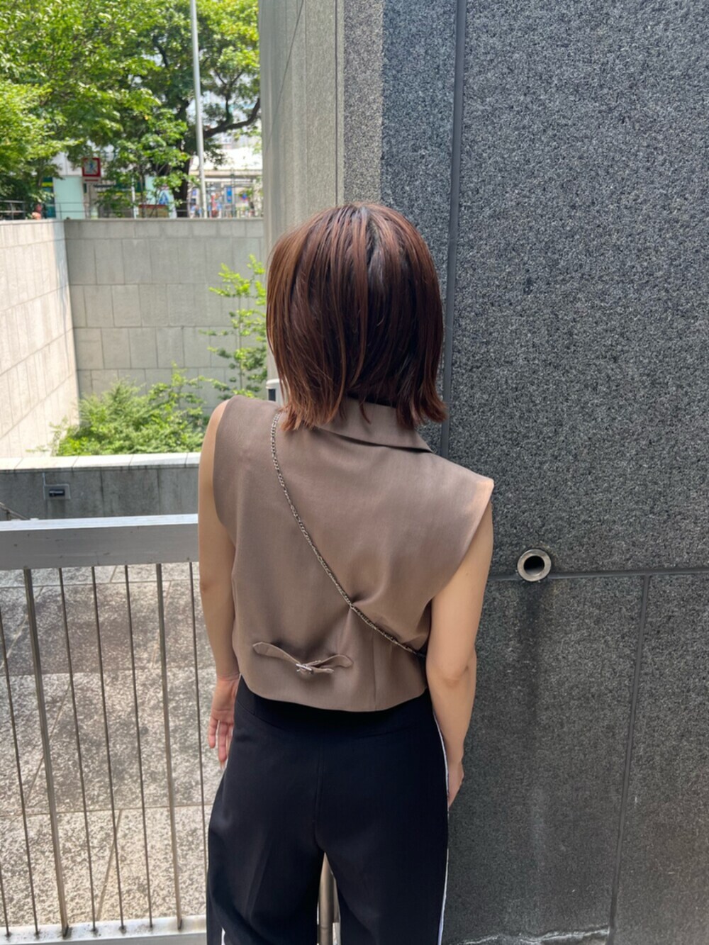 ブラック系のサンダル、ブラック系のショルダーバッグ、ブラック系のその他パンツを着用したレディースの夏コーディネートの6枚目の写真