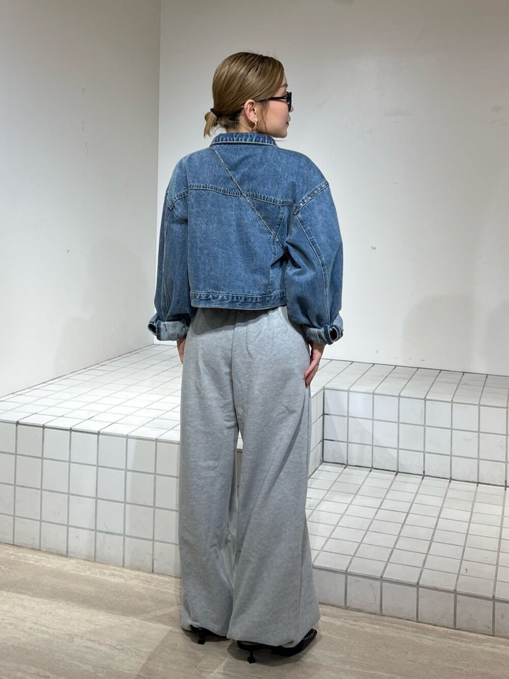 ブラック系のサンダル、ブルー系のデニムジャケット、グレー系のその他パンツを着用したレディースの春コーディネートの3枚目の写真