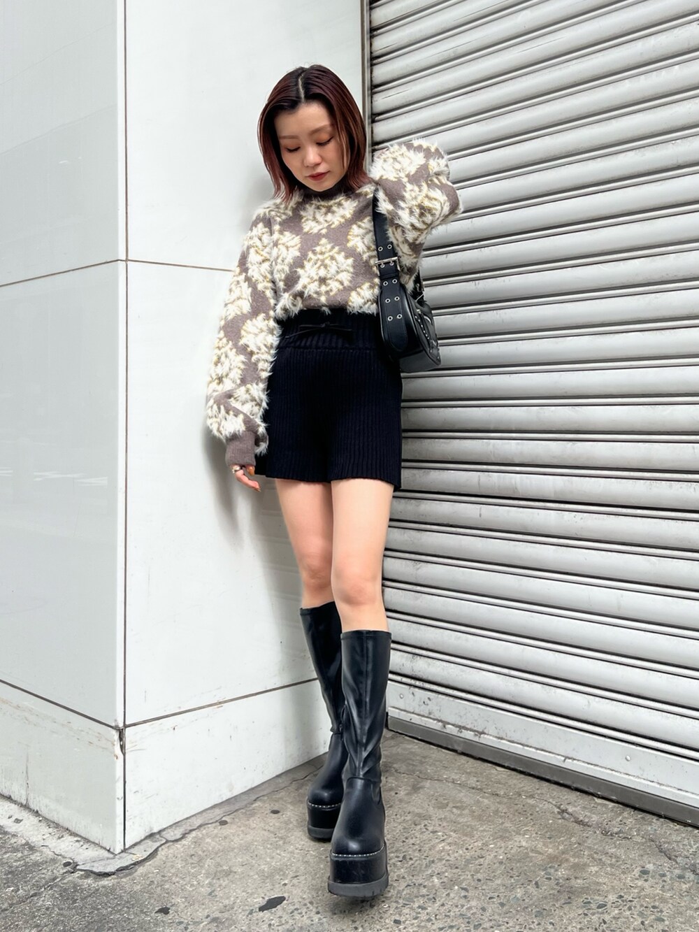 ブラウン系のニット/セーター、ブラック系のハンドバッグ、ブラック系のその他パンツを着用したレディースの秋コーディネートの3枚目の写真