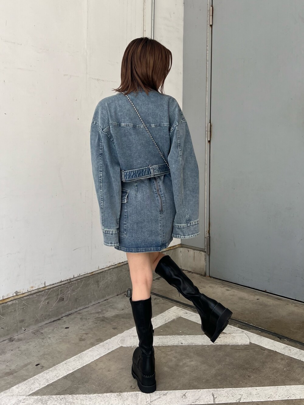 ブラック系のショルダーバッグ、ブラック系のブーツ、その他のTシャツ/カットソーを着用したレディースの夏コーディネートの4枚目の写真