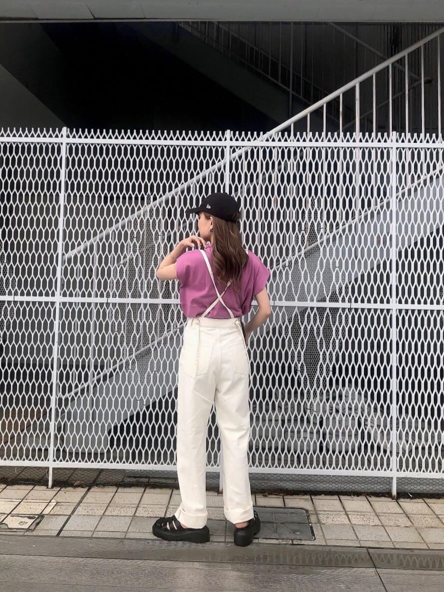 ピンク系のタンクトップ、ホワイト系のデニムパンツ、ブラック系のサンダルを着用したレディースの春コーディネートの2枚目の写真