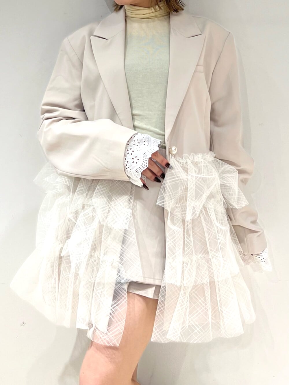 イエロー系のTシャツ/カットソー、ホワイト系のその他パンツ、ホワイト系のテーラードジャケットを着用したレディースの春コーディネートの5枚目の写真