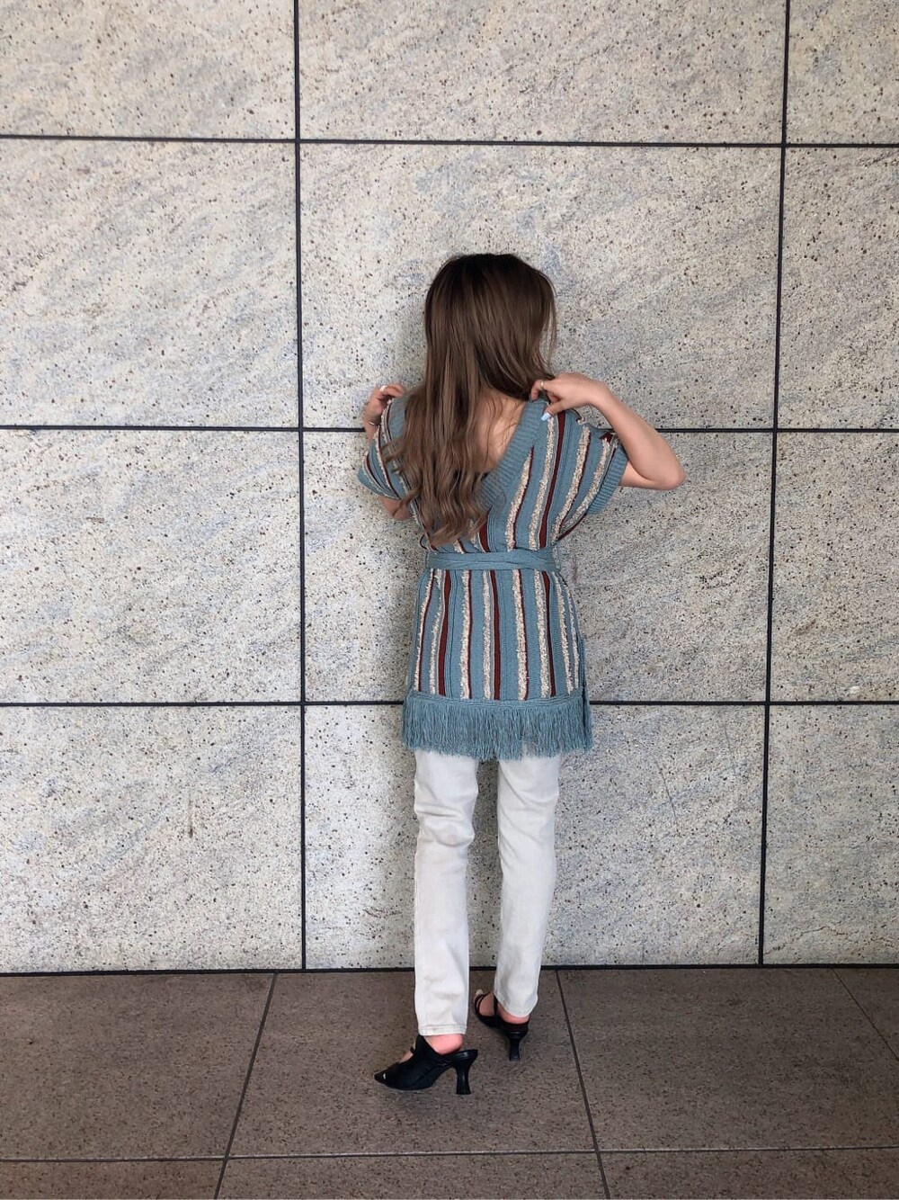 ブラック系のサンダル、ブルー系のニット/セーター、グレー系のデニムパンツを着用したレディースの夏コーディネートの2枚目の写真