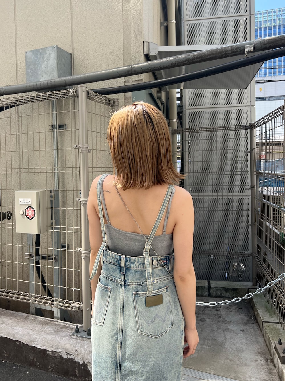 ブルー系のワンピースを着用したレディースの春コーディネートの5枚目の写真