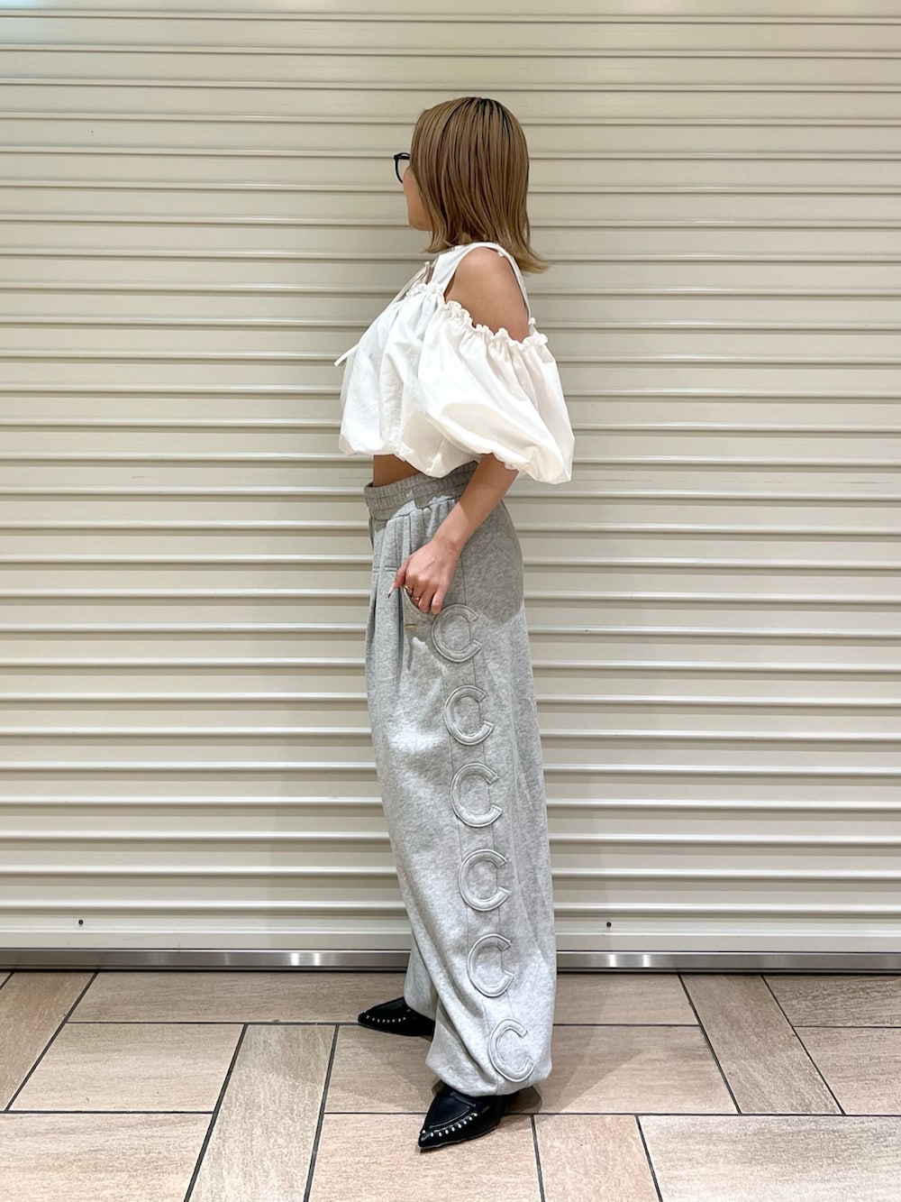 グレー系のスウェットパンツ、ホワイト系のシャツ/ブラウスを着用したレディースの夏コーディネートの2枚目の写真