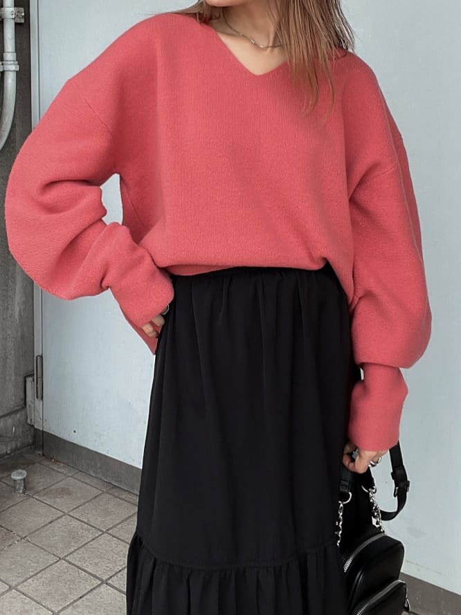 ブラック系のスカート、ブラック系のショルダーバッグ、ピンク系のニット/セーターを着用したレディースの秋コーディネートの9枚目の写真