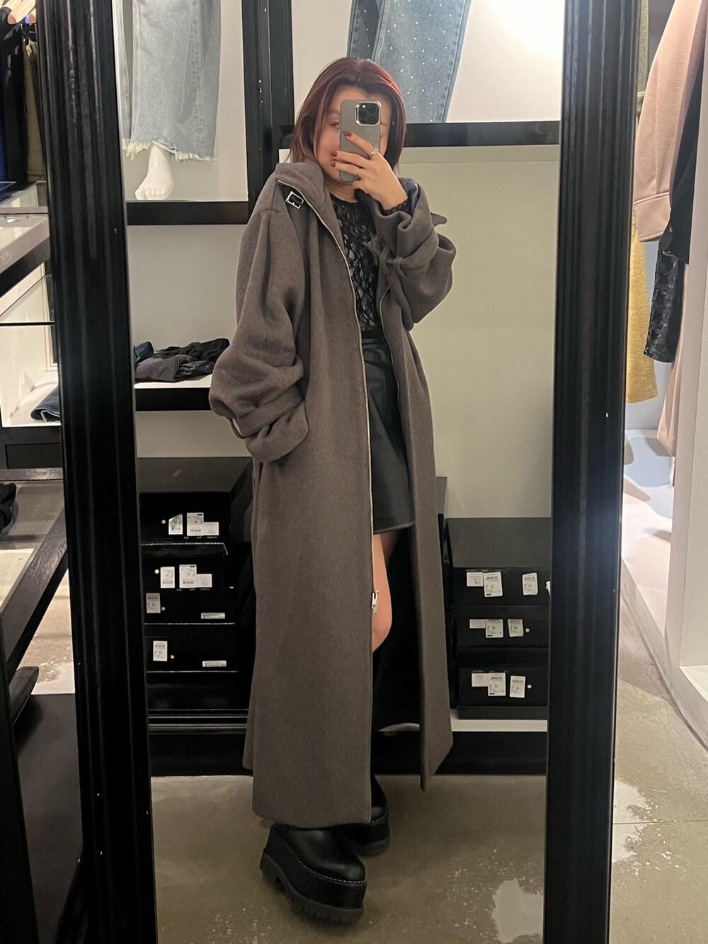 ブラウン系のその他アウター、ブラック系のTシャツ/カットソー、ブラック系のスカートを着用したレディースの秋コーディネートの4枚目の写真